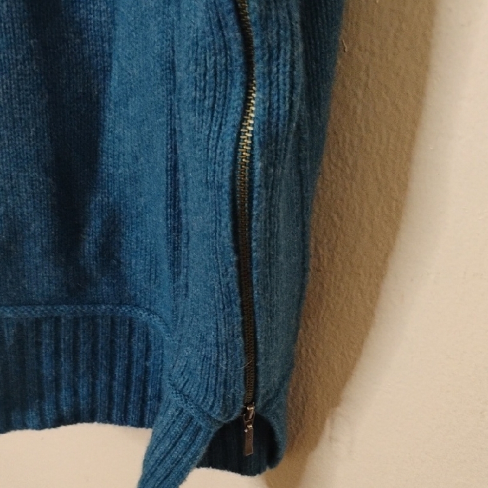 Kinross Cashmere V-Neck Women's Sweater - Picture 3 of 3
